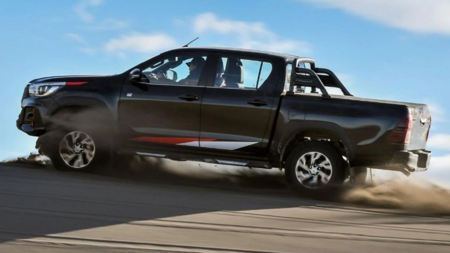 Toyota Hilux V6 ya tiene precio en la Argentina: cuál es su costo y en cuánto se diferencia de la Amarok V6