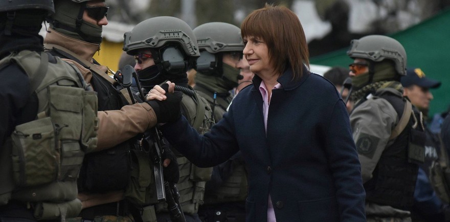 Gendarmería le regaló un sable a Bullrich con una inscripción sobre el caso Maldonado
