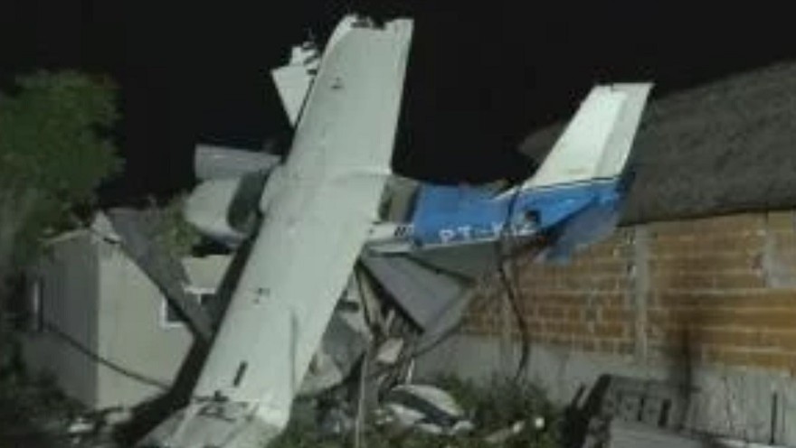 Cayó una avioneta sobre el techo de una casa en San Fernando