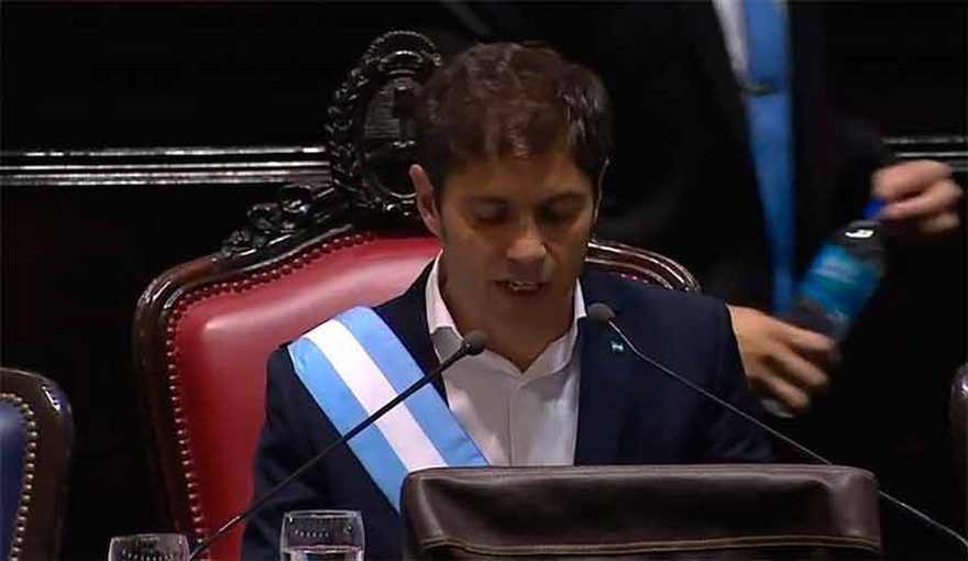 Curioso momento vivió Axel Kicillof cuando le acercaron un almohadón para dar su discurso