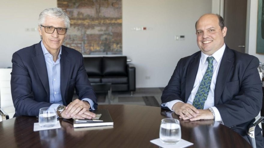 Euforia en el recibimiento al dirigente vinculado a La Cámpora que asumió como presidente de Aerolíneas Argentinas