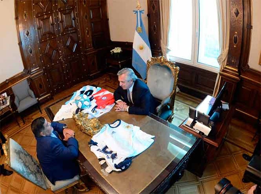 El Gobierno decretó tres días de duelo por la muerte de Diego Maradona