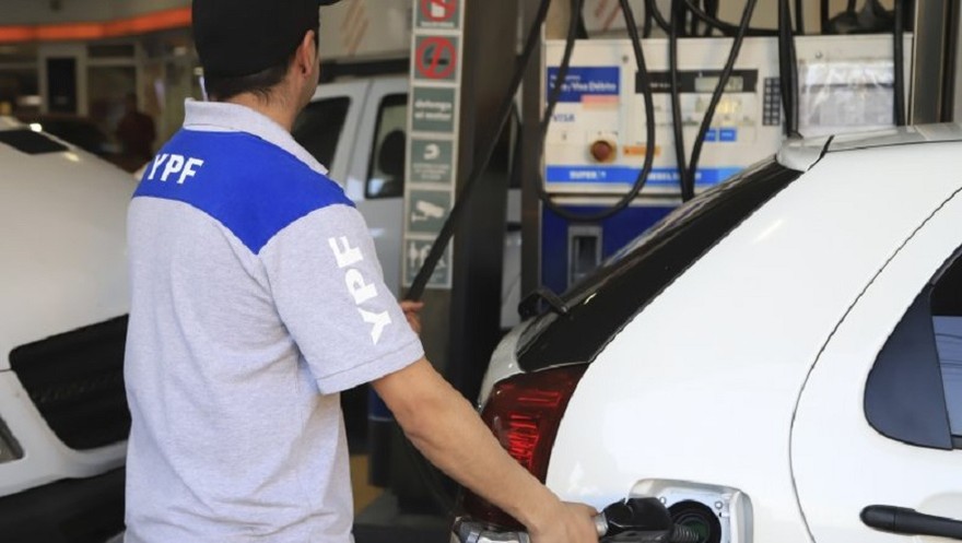 El Gobierno "blinda" el precio de la nafta ante la suba del petróleo por el conflicto de EE.UU. e Irán