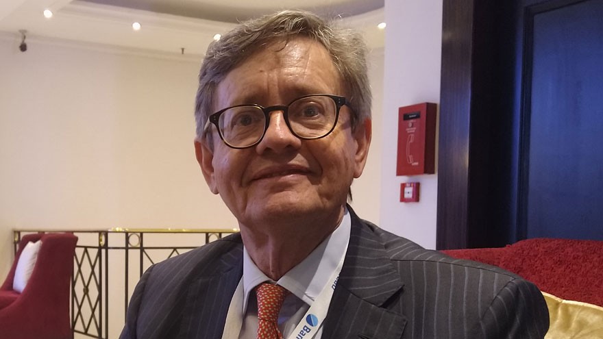 Ex ejecutivo de Goldman Sachs: "Es muy de la vieja escuela meter un impuesto del 30% al dólar"