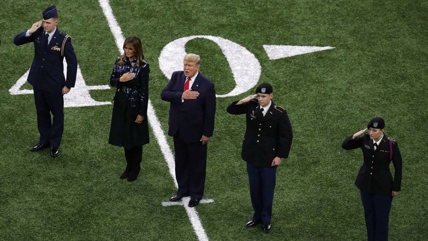 Video: Trump fue ovacionado en la gran final de fútbol americano colegial