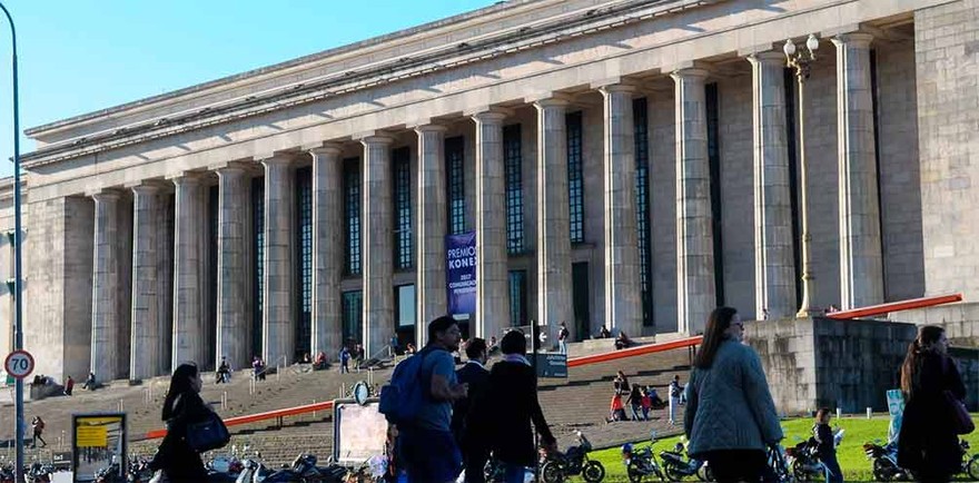 Apuñalaron a un turista australiano cerca de la Facultad de Derecho: está grave
