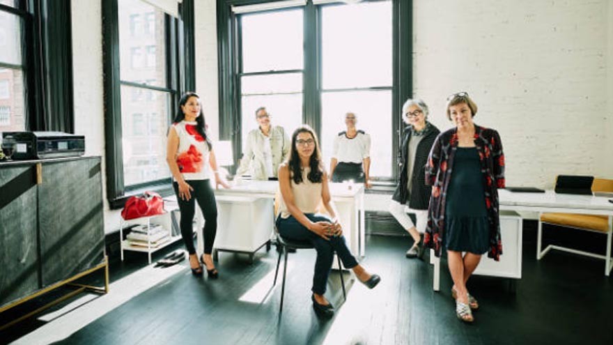 Hay más representación femenina en las organizaciones, pero aún persiste la brecha salarial