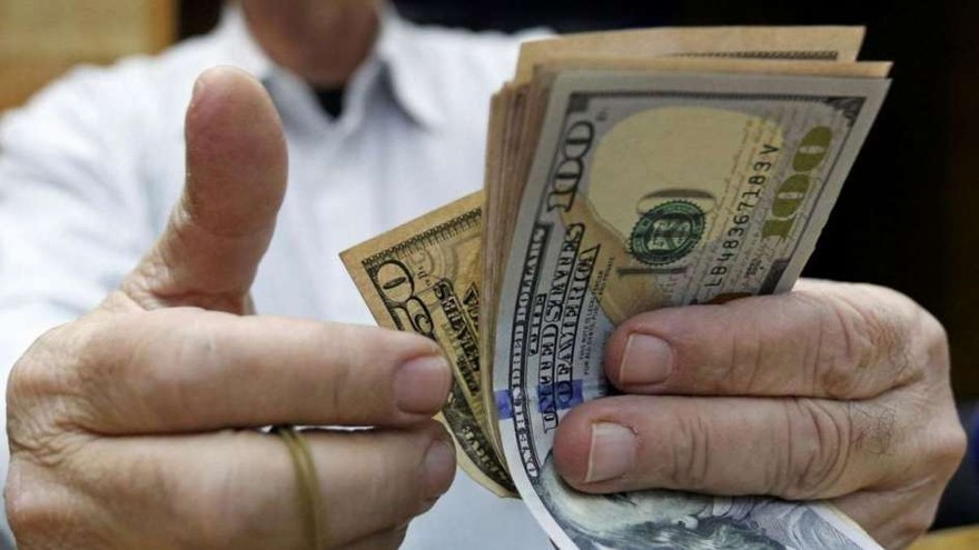 El dólar minorista arrancó la semana en calma, pero el mayorista tuvo su mayor suba en más de dos meses