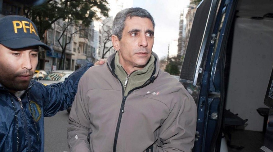 Roberto Baratta se pasea con su tobillera electrónica por las calles de un country