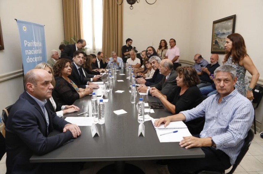 Paritaria docente: los gremios acordaron $23.000 de salario inicial desde marzo y $25.000 en julio