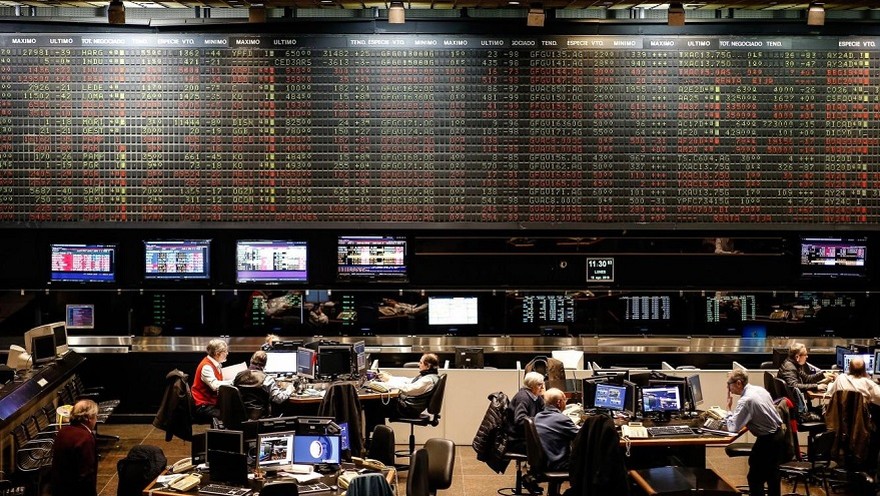 El riesgo país se disparó sobre los 4.500 puntos y los ADRs cayeron hasta 27%
