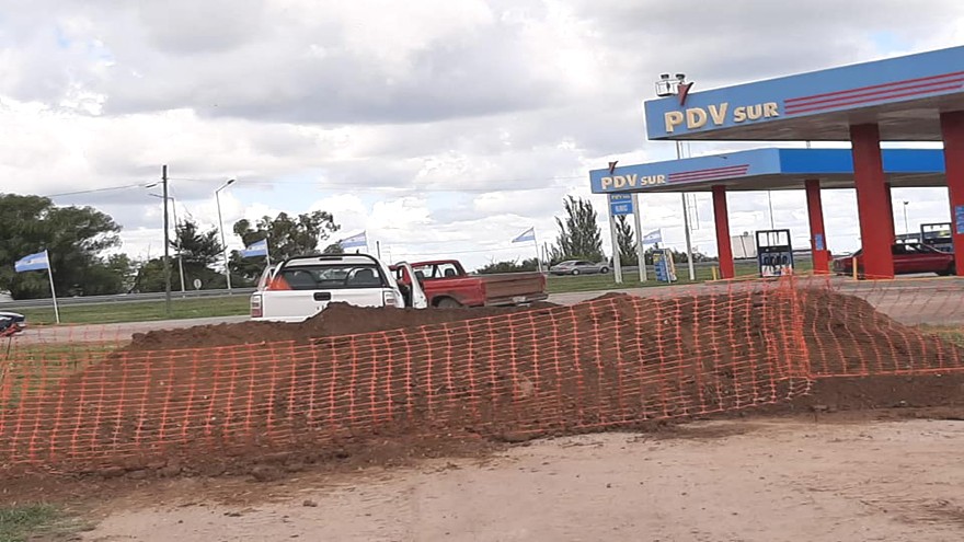 Película apocalíptica: por el coronavirus se multiplican los pueblos que bloquean accesos con barricadas para evitar el ingreso de "forasteros"