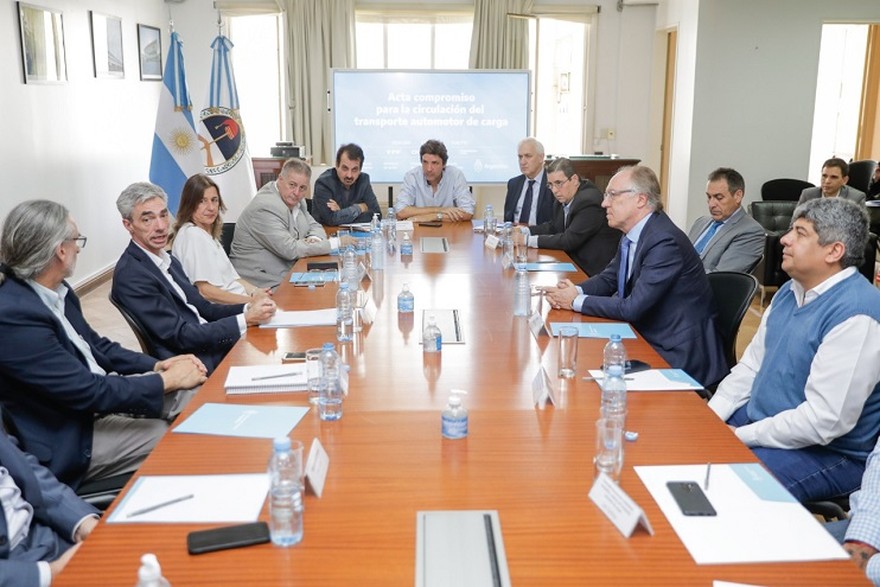 YPF pone a disposición su red de estaciones de todo el país para facilitar transporte de mercadería