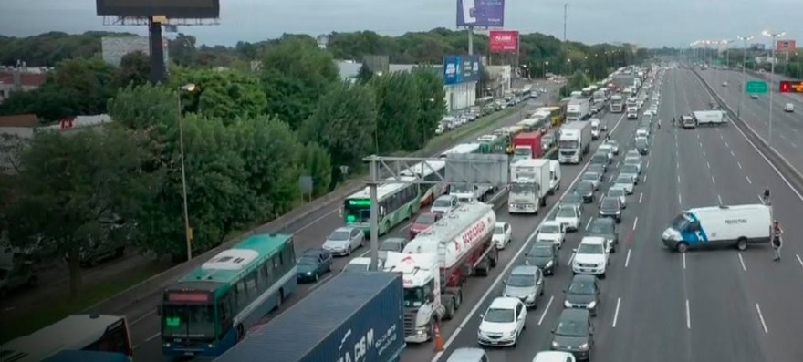 Video: Imágenes impactantes de las largas colas en la Panamericana para entrar a la Ciudad en plena cuarentena