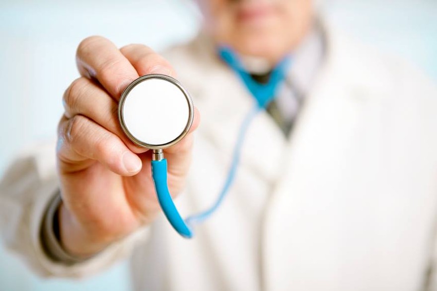Fingió ser médico para sacar a su esposa del hotel en el que cumplía cuarentena obligatoria