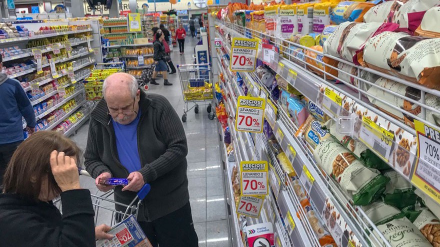 El consumo en supermercados que creció 24,8% en marzo por la cuarentena podría decaer en abril por falta de ingresos