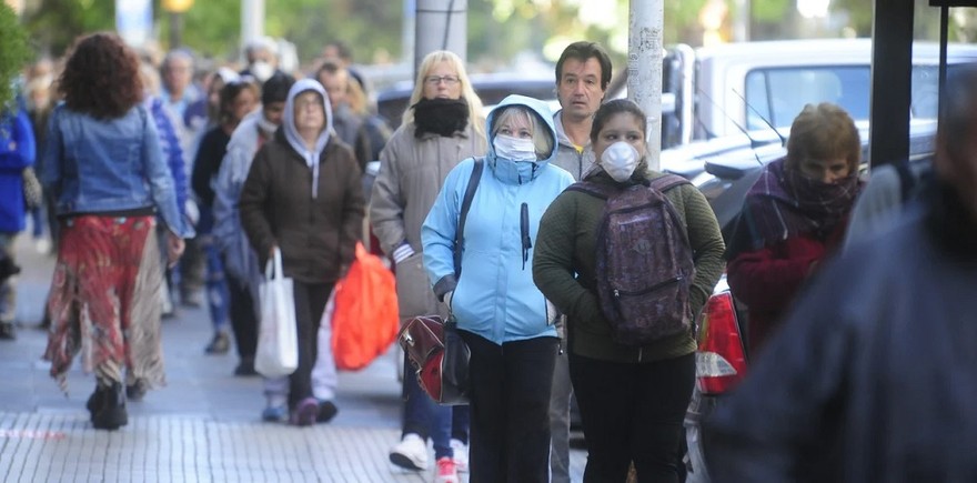 El Gobierno analiza continuar con la reapertura "paulatina" de los bancos durante la cuarentena