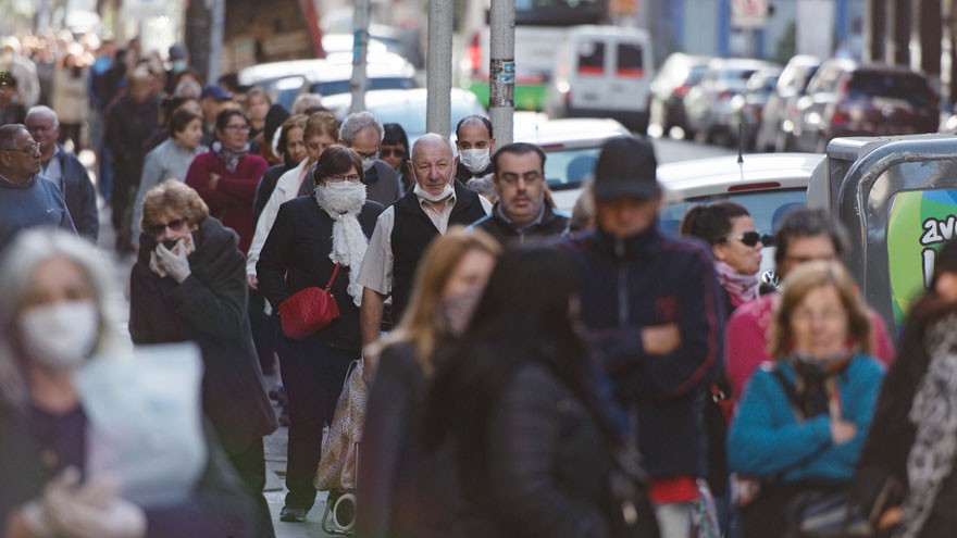 Descontrol en bancos y colas de cuatro cuadras: abrirán el fin de semana para pagar jubilaciones y planes sociales