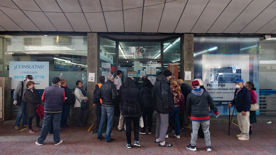 Tensión al finalizar el horario bancario: siguieron las colas frente a algunas sucursales