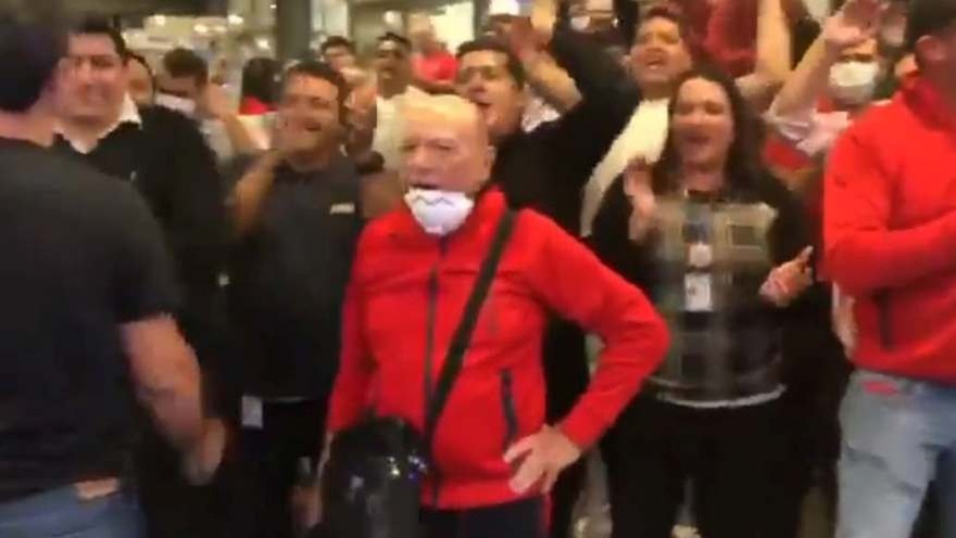 Clausuran un supermercado y Alfredo Coto, con barbijo, encabezó la protesta