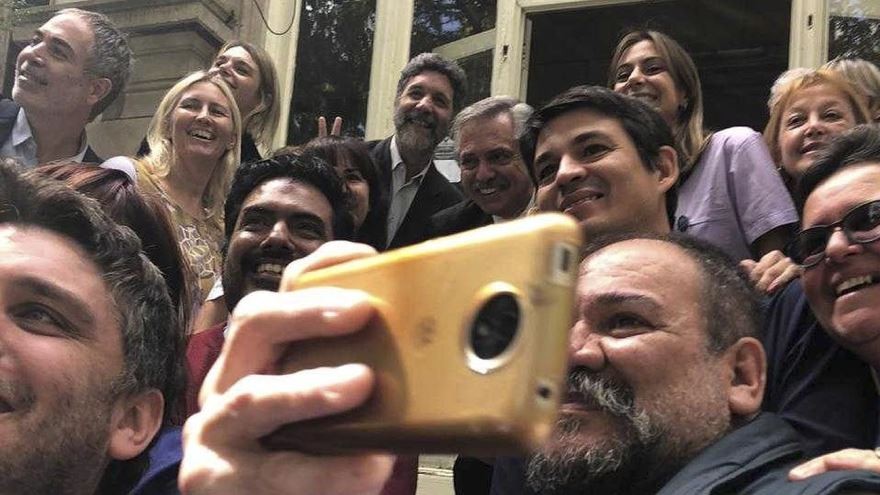 Alberto visitó el Malbrán: a pesar de la pandemia, no respetó la distancia social y se sacó selfies