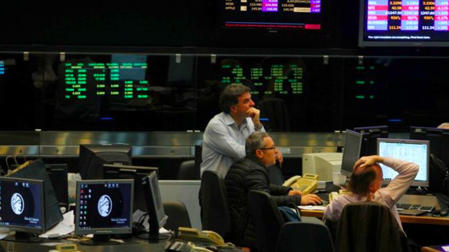 Tensión por la deuda: en la City creen que habrá acuerdo pero el cimbronazo se sintió en bonos, acciones y el dólar