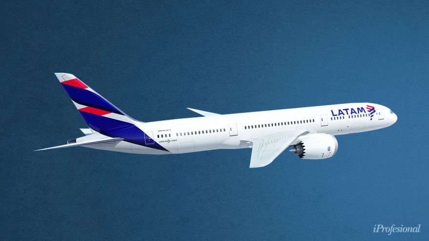 El ocaso de LATAM en Argentina: aviones varados en el país, retiros voluntarios y ningún plan de reactivar el negocio local