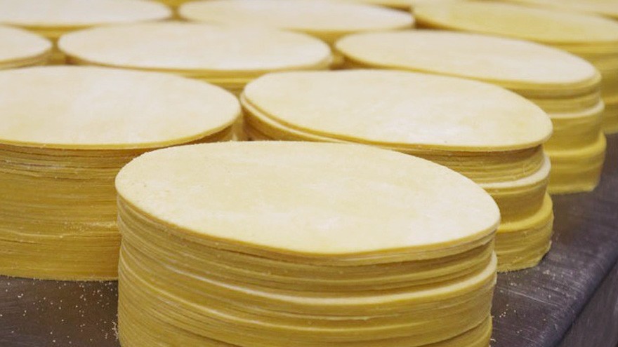 Murió por coronavirus un trabajador de una conocida empresa de tapas de empanadas y encendió el alerta en el oficialismo