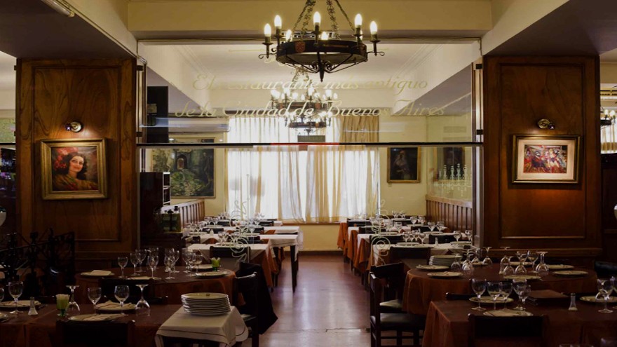 Dos restaurantes históricos, en estado crítico: su dueño sale a repartir la comida en tuppers para salvarlos