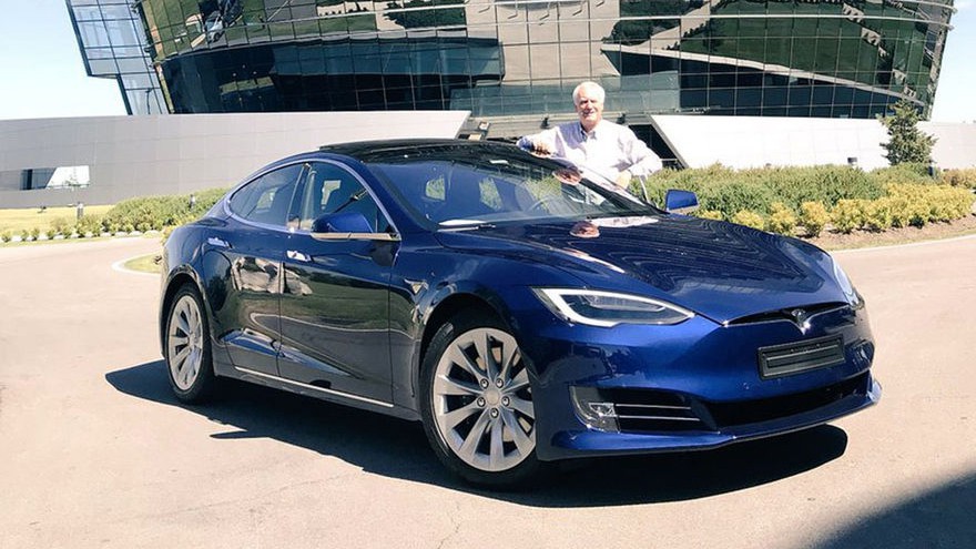 Se vendió el primer Tesla en Uruguay: el dueño pagó u$s82.900 por el auto pero ya tiene tres problemas