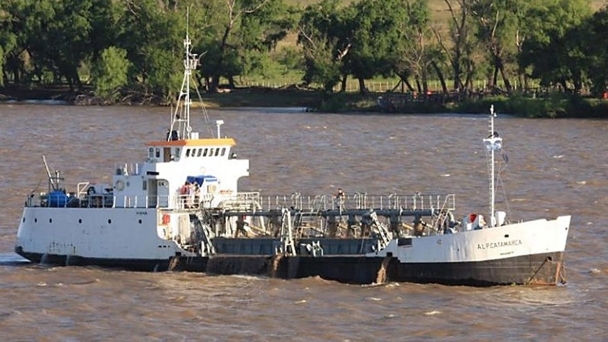 Alerta en Rosario: draga "pirata" con 4 contagiados de coronavirus quiere amarrar en el puerto
