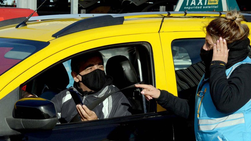 Taxis, el derrumbe: la demanda cayó más del 80%, circula menos de la mitad del parque y pronostican "extinción" del chofer