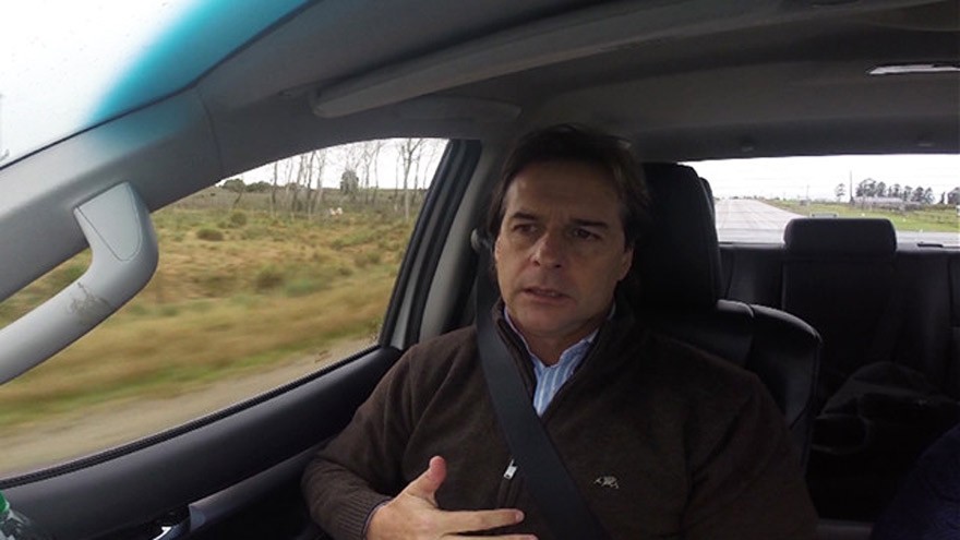 Uruguay: por qué el Gobierno decidió retirar el polarizado de los autos oficiales