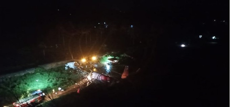 Avión de Air India Express con unas 190 personas a bordo se parte en dos al salirse de la pista durante el aterrizaje