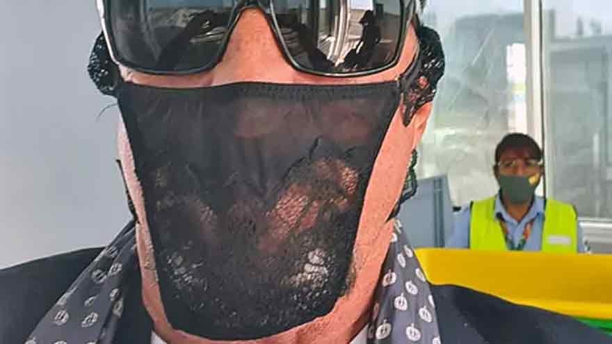 Escándalo: detienen al fundador del antivirus McAfee por llevar una tanga como barbijo