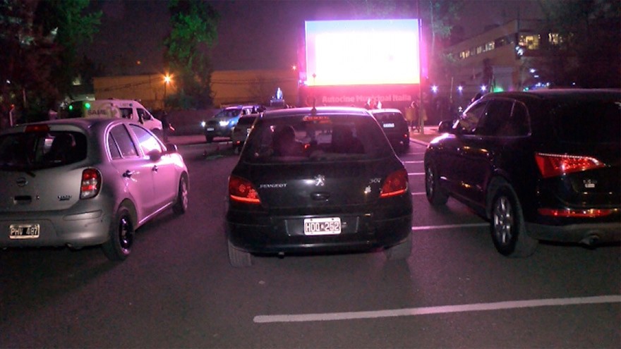 ¿Verías una película desde el auto?: así funciona el predio "anti pandemia" en Escobar
