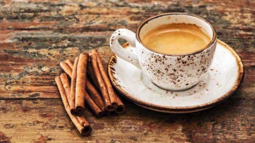 ¿Por qué no deberías agregarle canela al café?