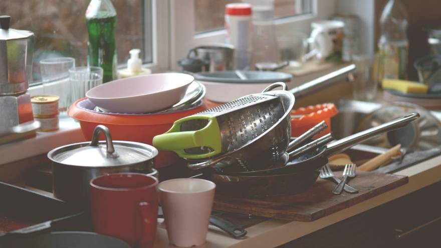 Por qué nunca tenés que dejar los platos sucios en la pileta durante la noche