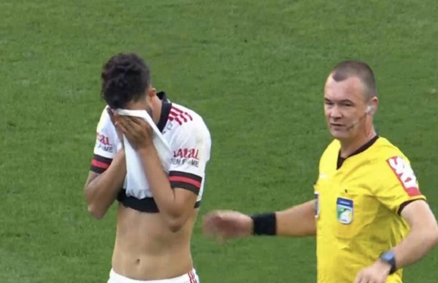 ¡Qué dolor! Le pisan los testículos en el medio del partido, sale con el pantalón ensangrentado y el video se hace viral