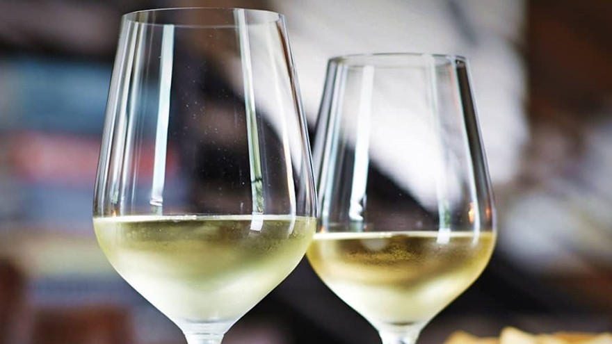10 vinos blancos novedosos y diferentes que tenés que tener en la heladera