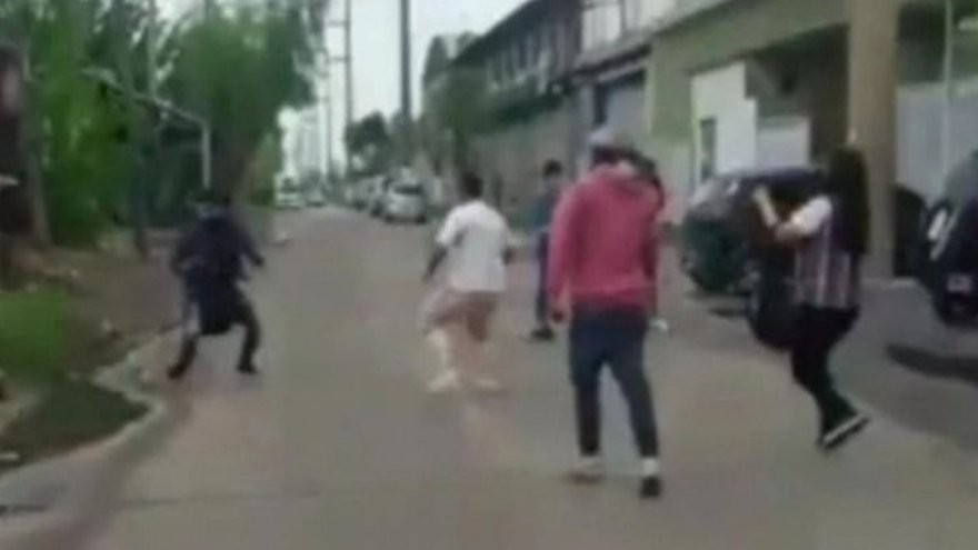 Video: trabajadores de dos frigoríficos a las trompadas con un grupo de veganos