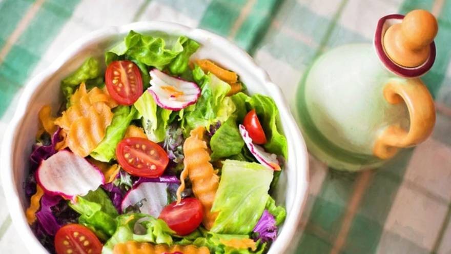 ¿Mito o realidad?: la ciencia definió si comer en platos más chicos ayuda a comer menos