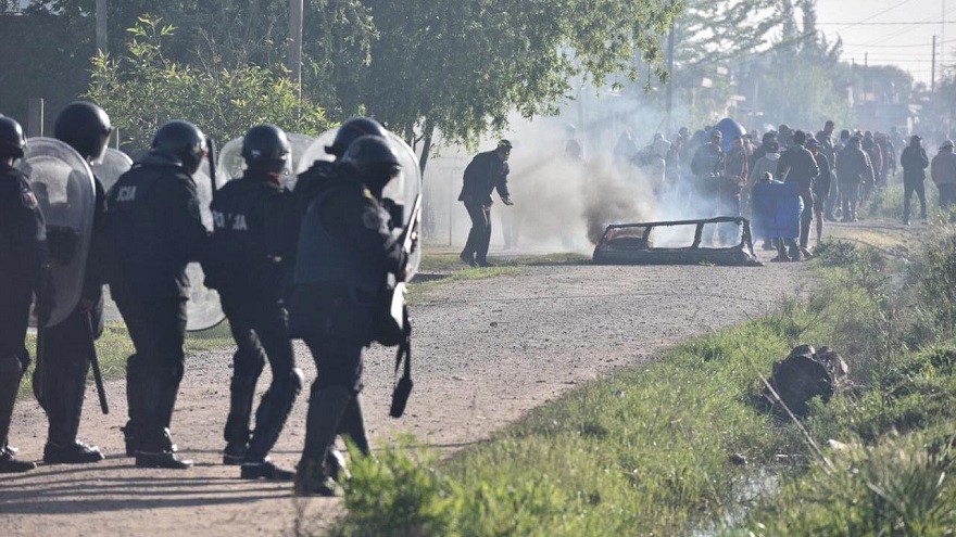 Tensión en Guernica: con balas de goma y gases, unos 4.000 efectivos de la Policía desalojaron el predio tomado