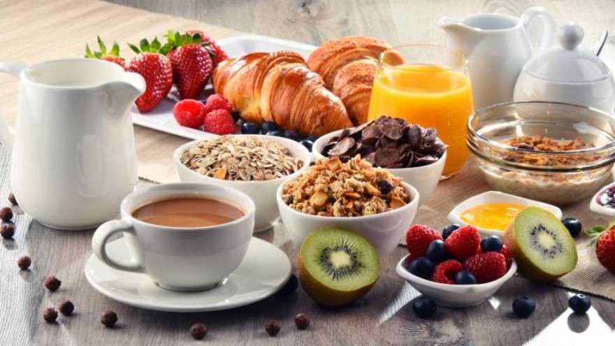 Desayunar como rey y cenar como mendigo: ¿qué dice la ciencia de esto?