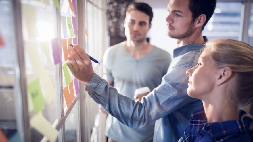 Expertos explican cómo lidiar con los trabajadores incompetentes que creen ser brillantes