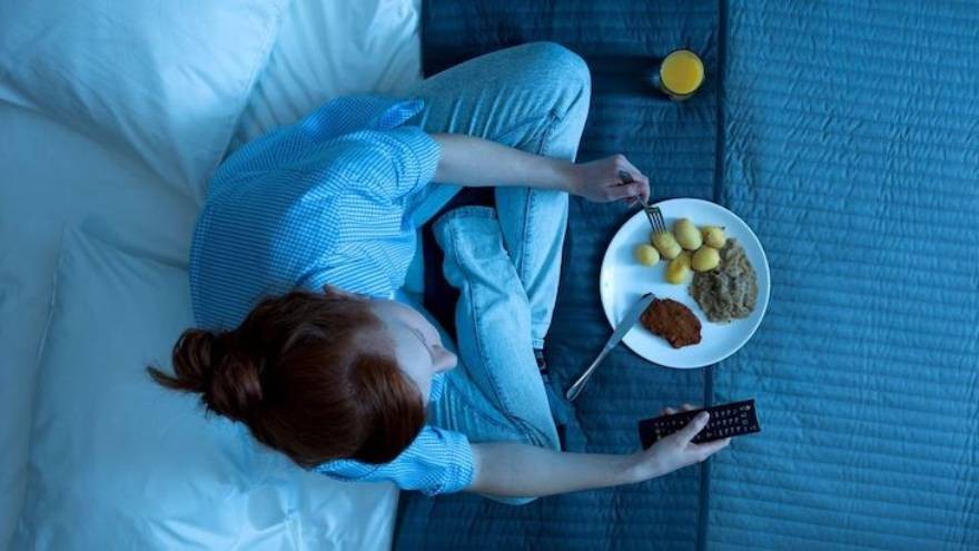 ¿Cenás tarde? Estos los efectos adversos que puede causar en tu cuerpo