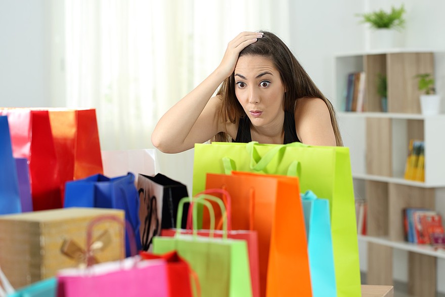 Los 5 errores que siempre cometemos con el dinero en diciembre y cómo prevenirlos