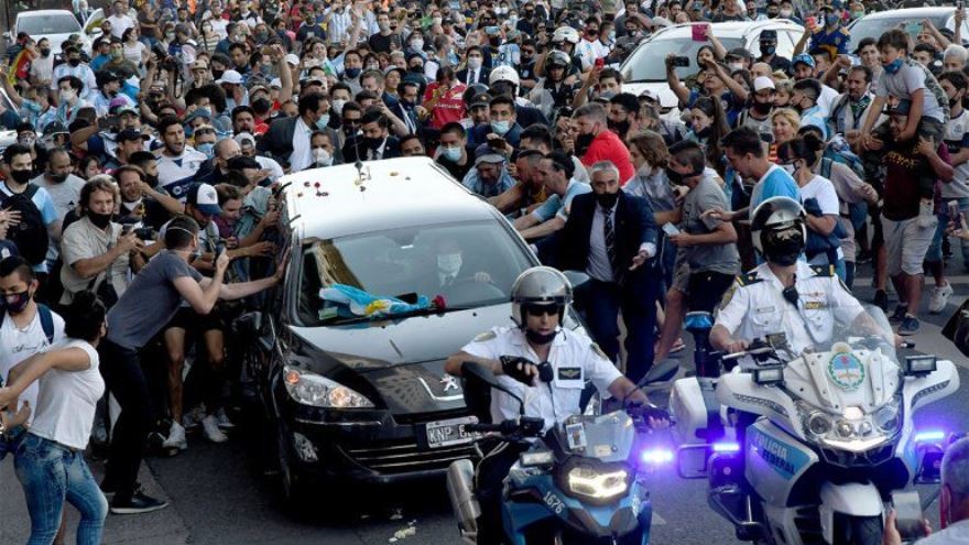 El último adiós a Maradona: tras una ceremonia íntima, sus restos ya descansan en el cementerio