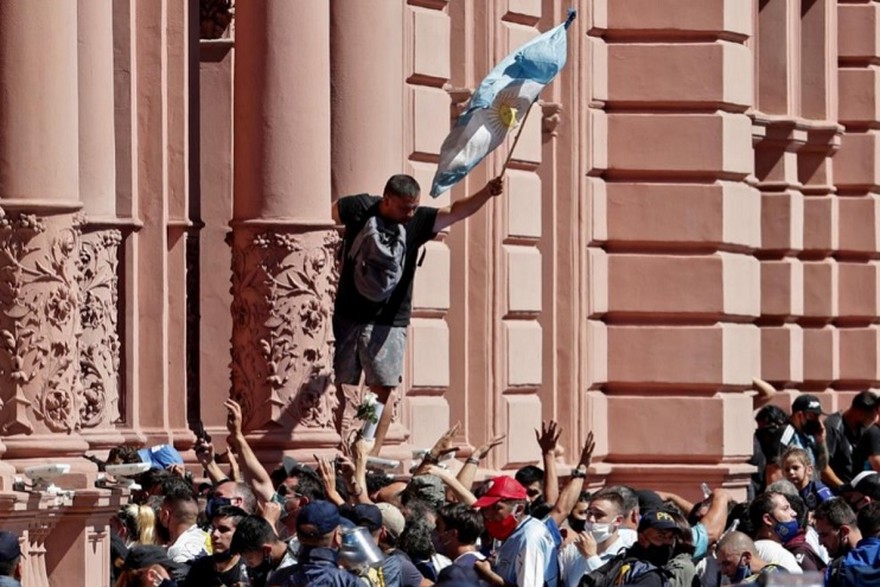 Casa tomada: el día que la muchedumbre copó la Rosada y puso a prueba el pacto social