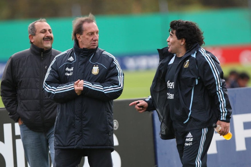 Cómo le comunicarán a Carlos Bilardo la muerte de Diego Maradona